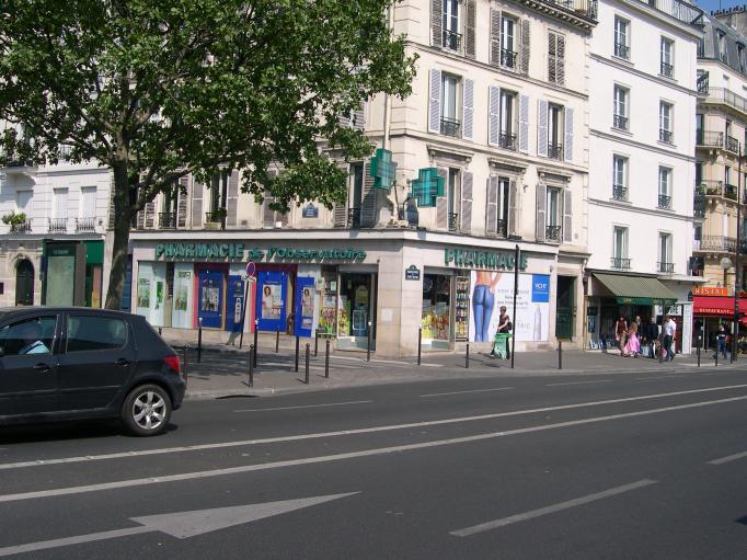  marchand de produits pharmaceutiques et parapharmaceutiques